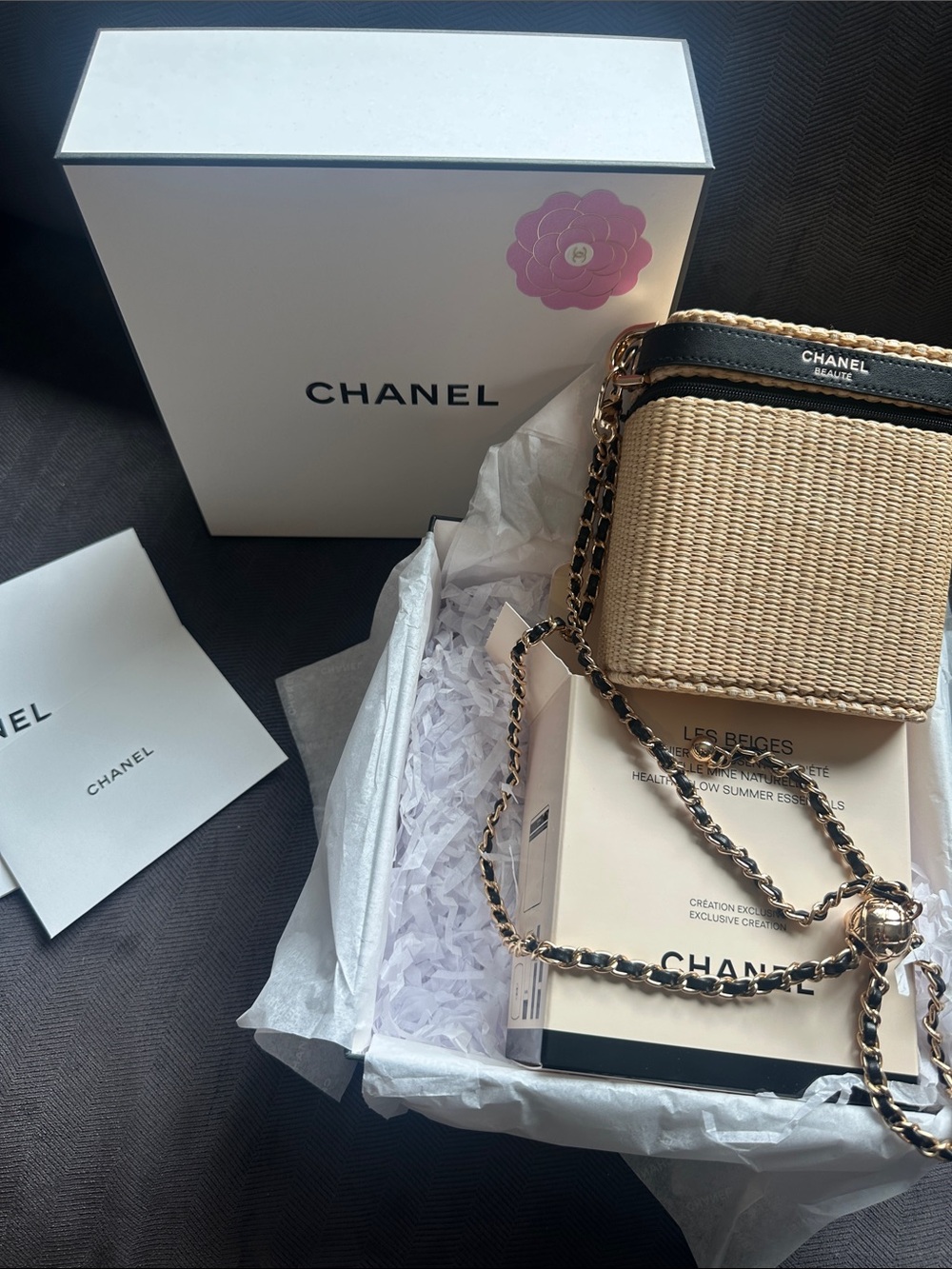 CHANEL FULL SET Les Beiges Essential
with removable adjustable chain! So
Cute!